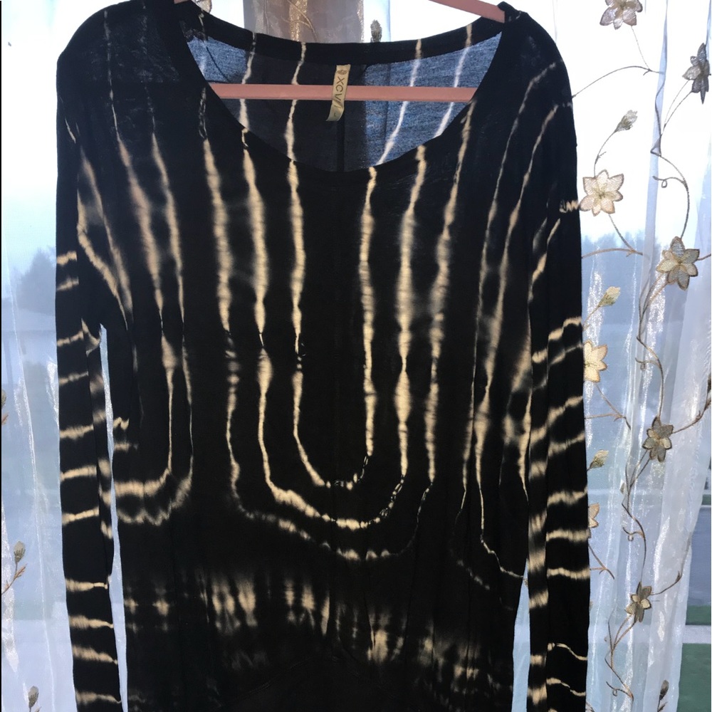 Flattering aline top. Mesh detailing on bottom.